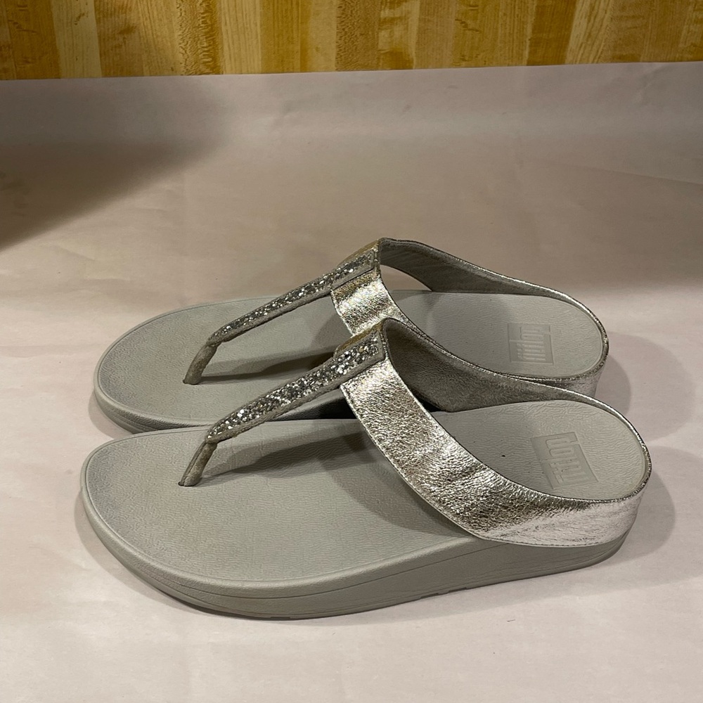 BEAUTIFUL Women's Silver Fit flop Sandals With Crystals Size 9